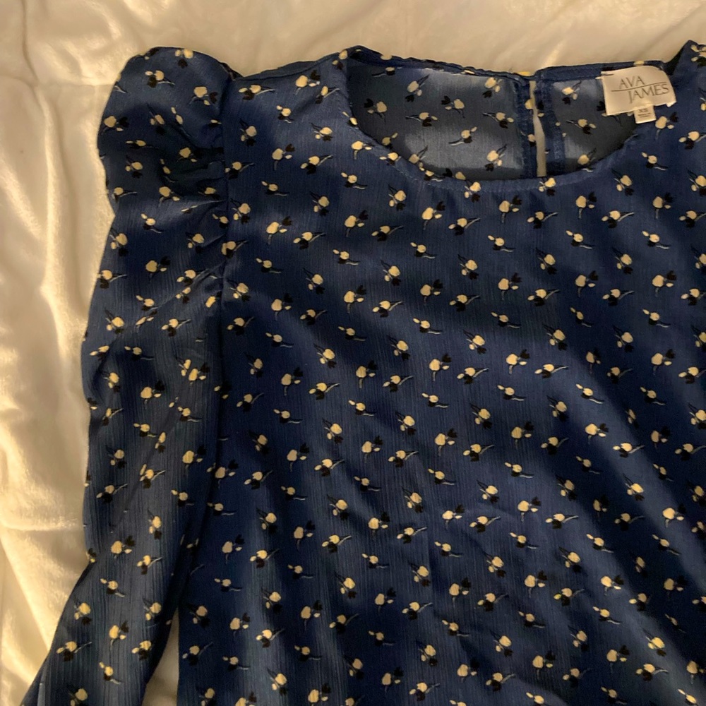 Floral print top with mini puffed sleeves!